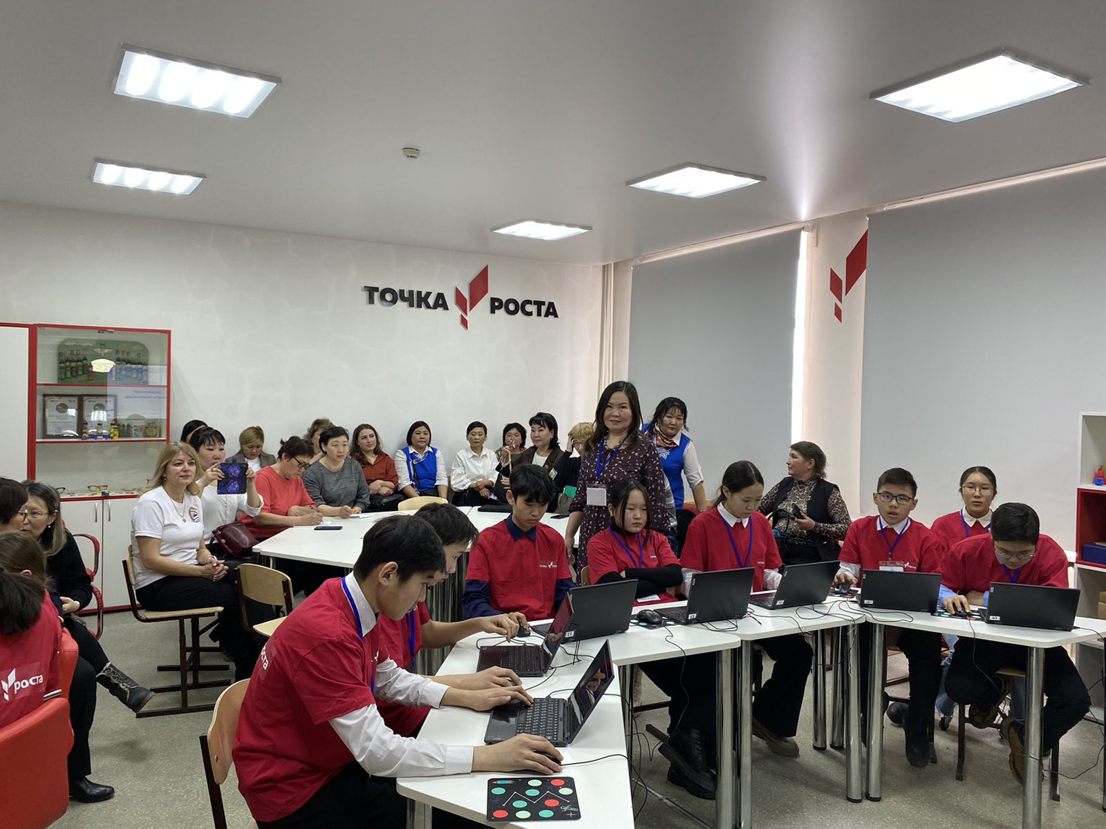"Точка роста" -участники выездной экспедиции, посвященной Году педагога и наставника.